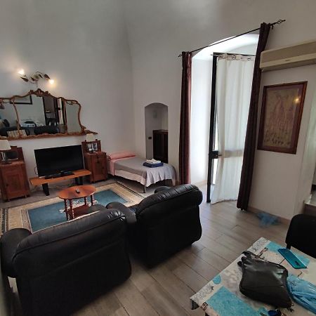 Very Central Apartment, By Shops, Bars, Restaurants Bari Exterior foto